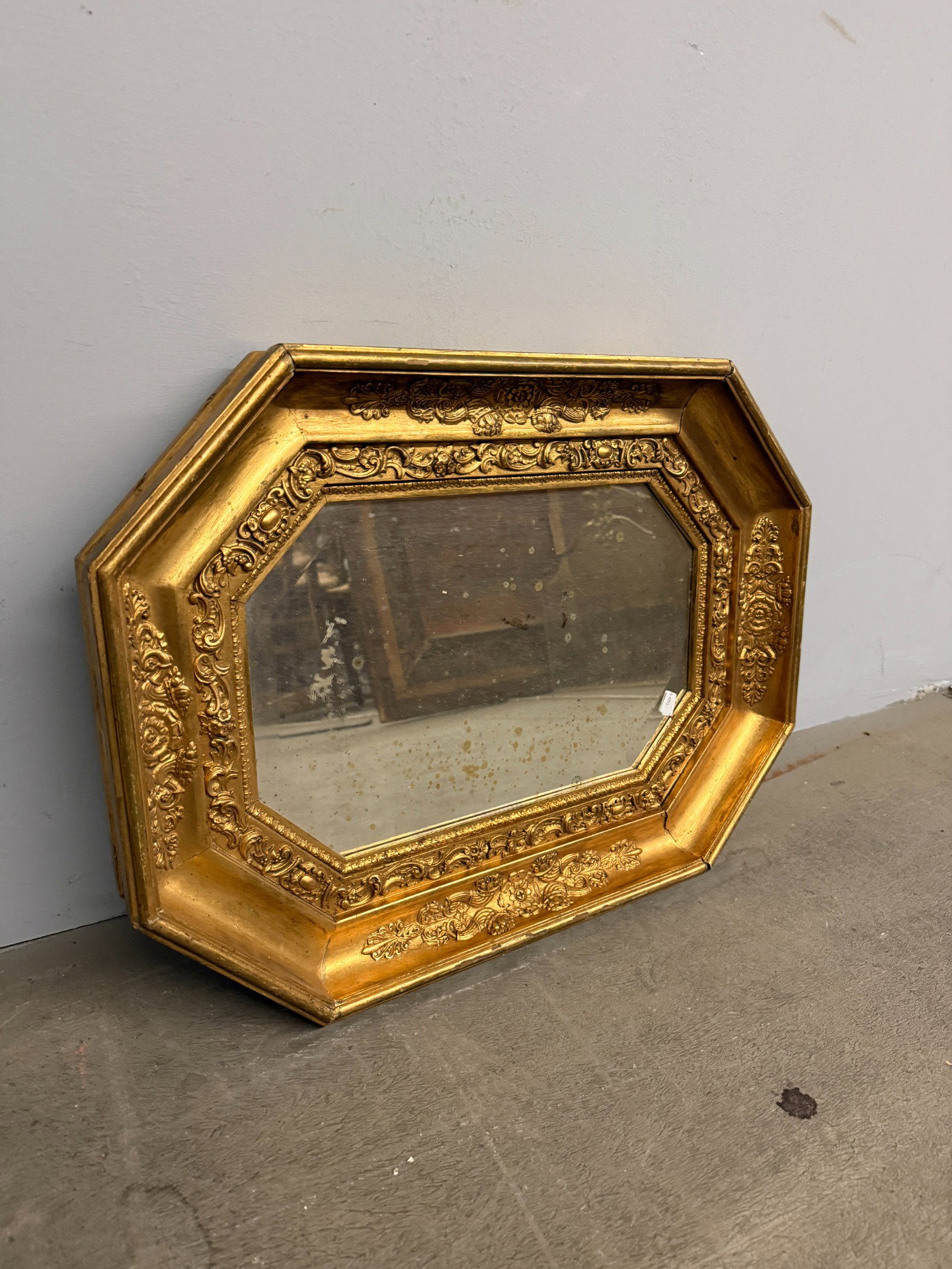 Ancien miroir doré Liberty 1930 Octogonal, 62x47cm avec sculptures
